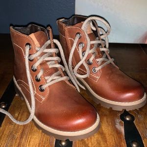 🚫Sold 🚫Toddler boys Clark’s Leather boots